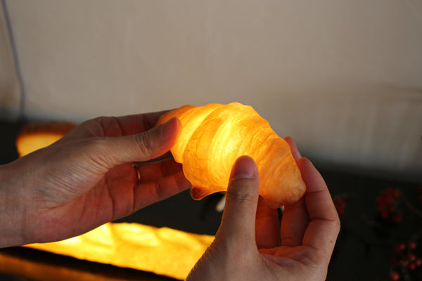 本物のパンから出来たハンドメイドの照明「PAMPSHADE」